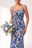 Vestido comprido de dama de honor com decote quadrado de veludo floral e franzido com decote quadrado de sereia