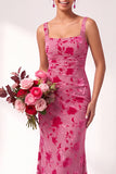 Vestido comprido de dama de honor com decote quadrado de veludo floral e franzido com decote quadrado de sereia