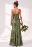 Vestido comprido de dama de honor com decote quadrado de veludo floral e franzido com decote quadrado de sereia