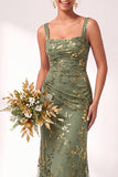 Vestido comprido de dama de honor com decote quadrado de veludo floral e franzido com decote quadrado de sereia