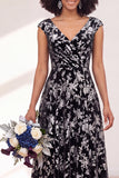 Vestido comprido de dama de honor com veludo preto prateado e mangas fechadas
