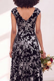 Vestido comprido de dama de honor com veludo preto prateado e mangas fechadas