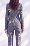 Fato comprido de mulher com lapela ajustada com estampa azul escura
