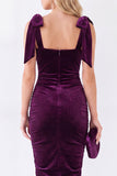 Vestido Midi Veludo Midi Afranzido com decote quadrado azul escuro com gola quadrada e alça borbulhada
