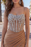 Vestido de regresso às costas caqui Bodycon Franzido Arriscado Com Missangas