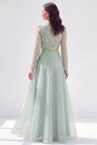 Vestido Mãe da Noiva com decote batente verde chiffon com decote batente floral e mangas compridas