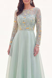 Vestido Mãe da Noiva com decote batente verde chiffon com decote batente floral e mangas compridas