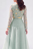Vestido Mãe da Noiva com decote batente verde chiffon com decote batente floral e mangas compridas