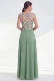 Vestido longo de mãe da noiva verde floral em linha A, decote redondo, com aplicação e mangas altas