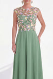 Vestido longo de mãe da noiva verde floral em linha A, decote redondo, com aplicação e mangas altas