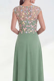 Vestido longo de mãe da noiva verde floral em linha A, decote redondo, com aplicação e mangas altas