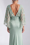 Vestido longo de mãe da noiva com gola bata verde sereia com gola bata e lantejoulas florais
