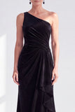Vestido de Mãe da Noiva com veludo preto de veludo preto com folhos e franzidos de um ombro