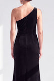 Vestido de Mãe da Noiva com veludo preto de veludo preto com folhos e franzidos de um ombro