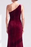 Vestido de Mãe da Noiva com veludo preto de veludo preto com folhos e franzidos de um ombro