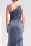 Vestido de Mãe da Noiva com veludo preto de veludo preto com folhos e franzidos de um ombro
