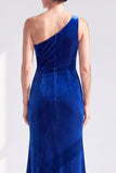 Vestido de Mãe da Noiva com veludo preto de veludo preto com folhos e franzidos de um ombro