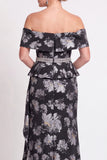 Vestido longo de mãe da noiva azul com folhos florais e folhos de mãe da noiva