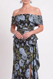 Vestido longo de mãe da noiva azul com folhos florais e folhos de mãe da noiva