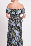 Vestido longo de mãe da noiva azul com folhos florais e folhos de mãe da noiva
