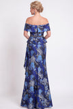 Vestido longo de mãe da noiva azul com folhos florais e folhos de mãe da noiva