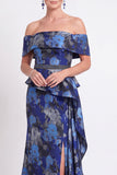 Vestido longo de mãe da noiva azul com folhos florais e folhos de mãe da noiva