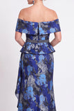 Vestido longo de mãe da noiva azul com folhos florais e folhos de mãe da noiva