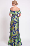 Vestido longo de mãe da noiva azul com folhos florais e folhos de mãe da noiva