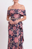 Vestido longo de mãe da noiva azul com folhos florais e folhos de mãe da noiva