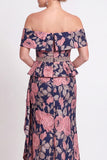 Vestido longo de mãe da noiva azul com folhos florais e folhos de mãe da noiva