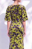 Vestido de mãe da noiva com decote longo e franzido em forma de sereia verde sálvia