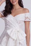 Vestido de Mini Chá de Noiva Mini Vestido de Panela Floral em Linha A em Marfim Ombro Descoberto com Laço