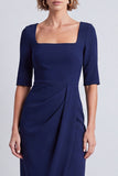 Vestido de trabalho midi de decote quadrado, decote quadrado e franzido, mangas meias, com abertura azul-marinho