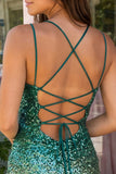 Vestido curto de regresso a casa com lantejoulas verdes e douradas brilhantes com renda nas costas