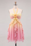 Vestido de finalistas amarelo e rosa em chiffon com decote halter e gola alta, com flor 3D