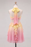 Vestido de finalistas amarelo e rosa em chiffon com decote halter e gola alta, com flor 3D