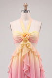 Vestido de finalistas amarelo e rosa em chiffon com decote halter e gola alta, com flor 3D