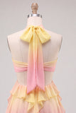 Vestido de finalistas amarelo e rosa em chiffon com decote halter e gola alta, com flor 3D