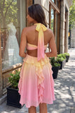 Vestido de finalistas amarelo e rosa em chiffon com decote halter e gola alta, com flor 3D