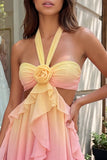 Vestido de finalistas amarelo e rosa em chiffon com decote halter e gola alta, com flor 3D