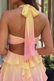 Vestido de finalistas amarelo e rosa em chiffon com decote halter e gola alta, com flor 3D