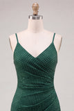 Vestido de Homecoming com alças finas e alças finas verde-escuras com contas e fenda
