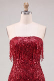 Vestido Curto de Regresso a Casa Curto de Finalistas Borgonha Bodycon Franjas Sem Alças e Lantejoulas