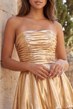Vestido Curto de Regresso a Casa Metálico Metálico Dourado Sem Alças com Folhos