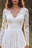 Vestido de noiva longo em renda em linha A, decote em V, com mangas compridas