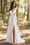 Vestido de noiva longo em linha A, decote em V com folhos e fenda, marfim
