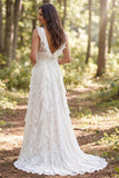Vestido de noiva longo em linha A, decote em V com folhos e fenda, marfim