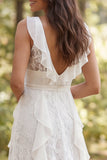 Vestido de noiva longo em linha A, decote em V com folhos e fenda, marfim