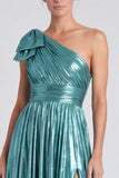 Vestido formal longo com laço metálico dourado de um ombro em linha em A, com fenda