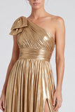 Vestido formal longo com laço metálico dourado de um ombro em linha em A, com fenda